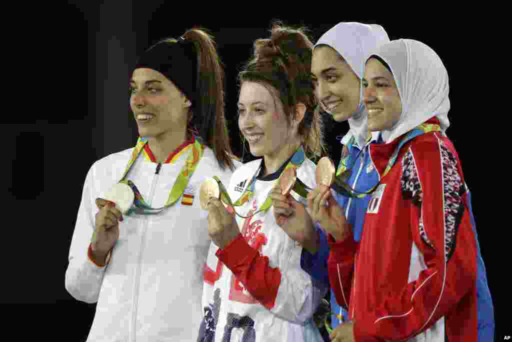 خانم علیزاده در کنار قهرمان و نائب قهرمان المپیک.