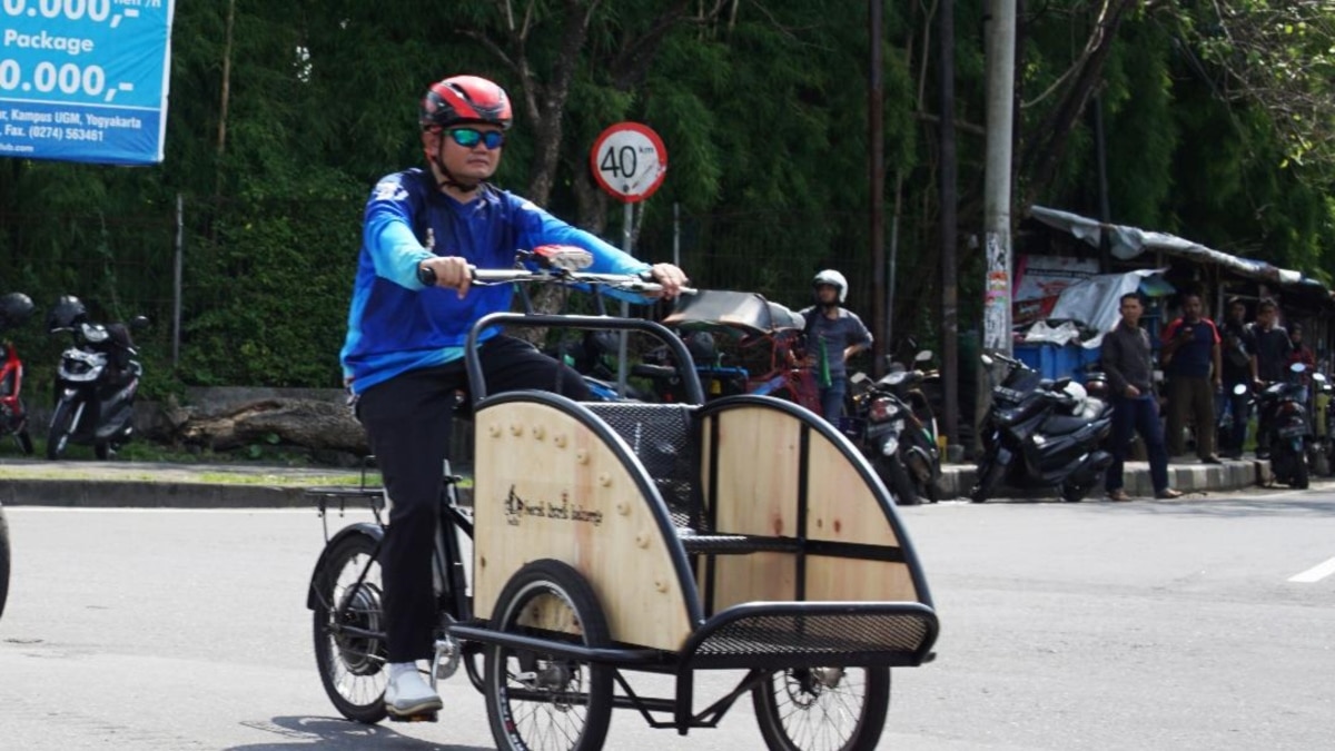 Becak Di Tengah Sistem Transportasi Indonesia Modern