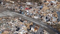 Un camino separa las propiedades llenas de escombros el martes 3 de marzo de 2020, cerca de Lebanon, Tenn. Tornados arrasaron Tennessee el martes temprano, destrozando más de 140 edificios y enterrando a la gente en pilas de escombros y sótanos destrozados. (Foto AP / Mark Humphrey)