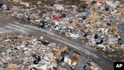 Un camino separa las propiedades llenas de escombros el martes 3 de marzo de 2020, cerca de Lebanon, Tenn. Tornados arrasaron Tennessee el martes temprano, destrozando más de 140 edificios y enterrando a la gente en pilas de escombros y sótanos destrozados. (Foto AP / Mark Humphrey)