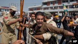 Seorang Muslim Syiah Kashmir meneriakkan slogan ketika polisi India menghentikannya untuk berpartisipasi dalam prosesi keagamaan di Srinagar tengah, Kashmir yang dikuasai India, Rabu, 19 September 2018.