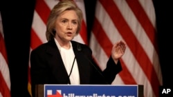 Kandidat calon presiden Hillary Clinton berbicara dalam sebuah acara kampanye di New York, Senin (13/7).
