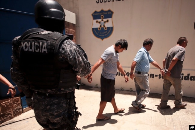 Detenidos en la División Central de Investigación de la Policía Nacional de El Salvador son presentados a la prensa, acusados de pertenecer a estructuras de tráfico de personas. San Salvador, agosto 29 de 2019.