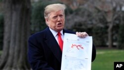 Президент Трамп демонстрирует карты Сирии, на которых изображены территории, контролируемые «ИГ» в 2016 и 2019 годах. Вашингтон, 20 марта 2019 года