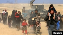 26일 이라크 모술 서부 주민들이 이라크 군과 ISIL 간 전투를 피해 탈출하고 있다.