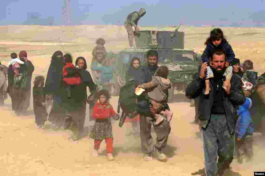 Displaced Iraqis flee their homes as Iraqi forces battle with Islamic State militants, in western Mosul.