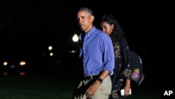 바락 오바마 미국 대통령이 가족과 함께 매사추세츠주 마서스 비니어드에서 16일 간의 휴가를 마치고 21일 백악관에 복귀했다. 딸 샤사가 아버지의 뒤를 따라 걷고 있다.
