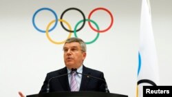Chủ tịch Ủy ban Olympic Quốc tế Thomas Bach loan báo các thành phố dự tranh đăng cai Olympic Mùa Đông 2022