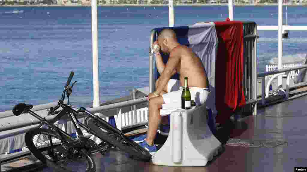 Un hombre medita sobre el ataque frente al mar en Niza.