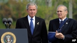 Le président américain de l'époque, George W. Bush (à g.), et son secrétaire à la défense, Donald Rumsfeld, lors de la cérémonie du 7e anniversaire des attentats du 11 septembre, le 11 septembre 2008.