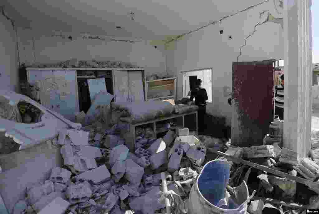 Men inspect a damaged room at a site hit by what activists said were barrel bombs dropped by forces loyal to President Bashar al-Assad, in al-Letmana village, Hama province, May 1, 2014.&nbsp;