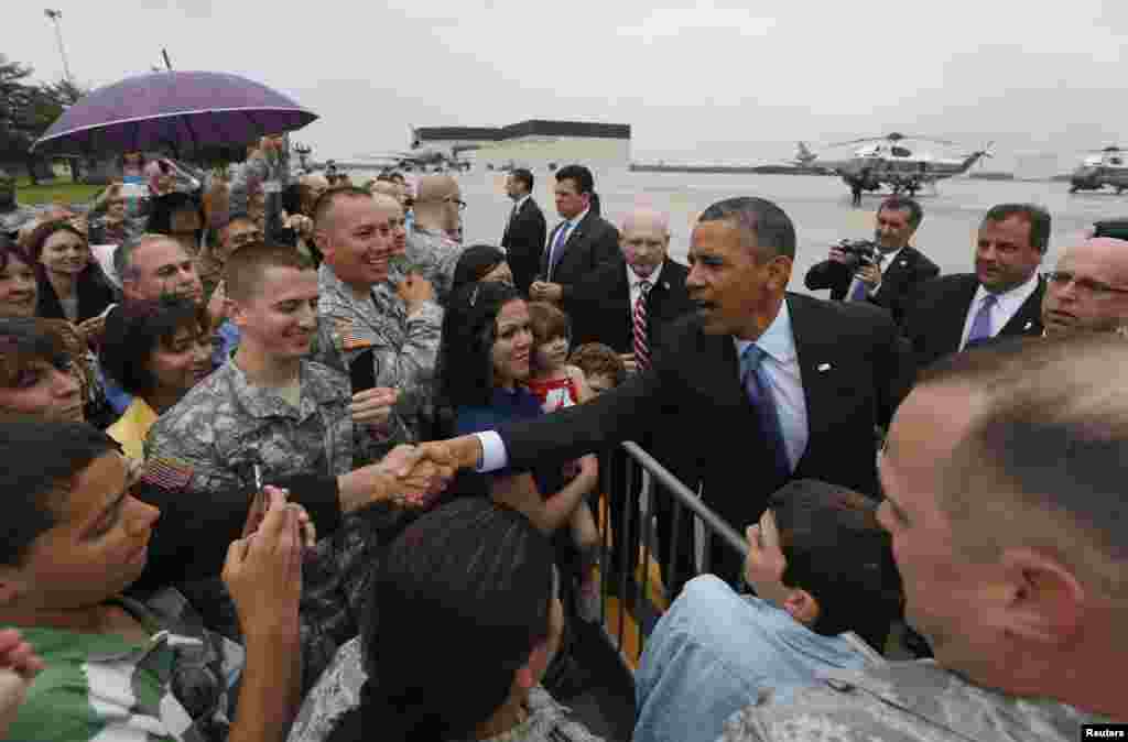 바락 오바마 미국 대통령이 28일 뉴저지주 맥가이어 공군기지에 도착해서 환영인파와 인사를 나누고 있다.