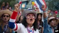16일 태국 수도 방콕에서 나흘째 대규모 반정부 시위가 계속된 가운데, 시위대가 잉락 친나왓 총리의 자진 사퇴를 요구했다.