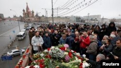 Recueillement sur le lieu du meurtre de Boris Nemtsov, Moscou, 28 février 2015.