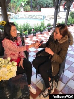 Ruksima (kanan) bersama reporter VOA, Dhania Iman, saat berjumpa di Los Angeles, California (Dok: VOA)