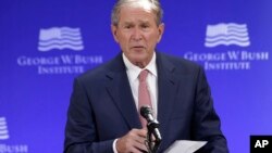 Bush deploró la división política del país y dijo que "a veces puede parecer que las fuerzas que nos separan son más fuertes que las fuerzas que nos unen".