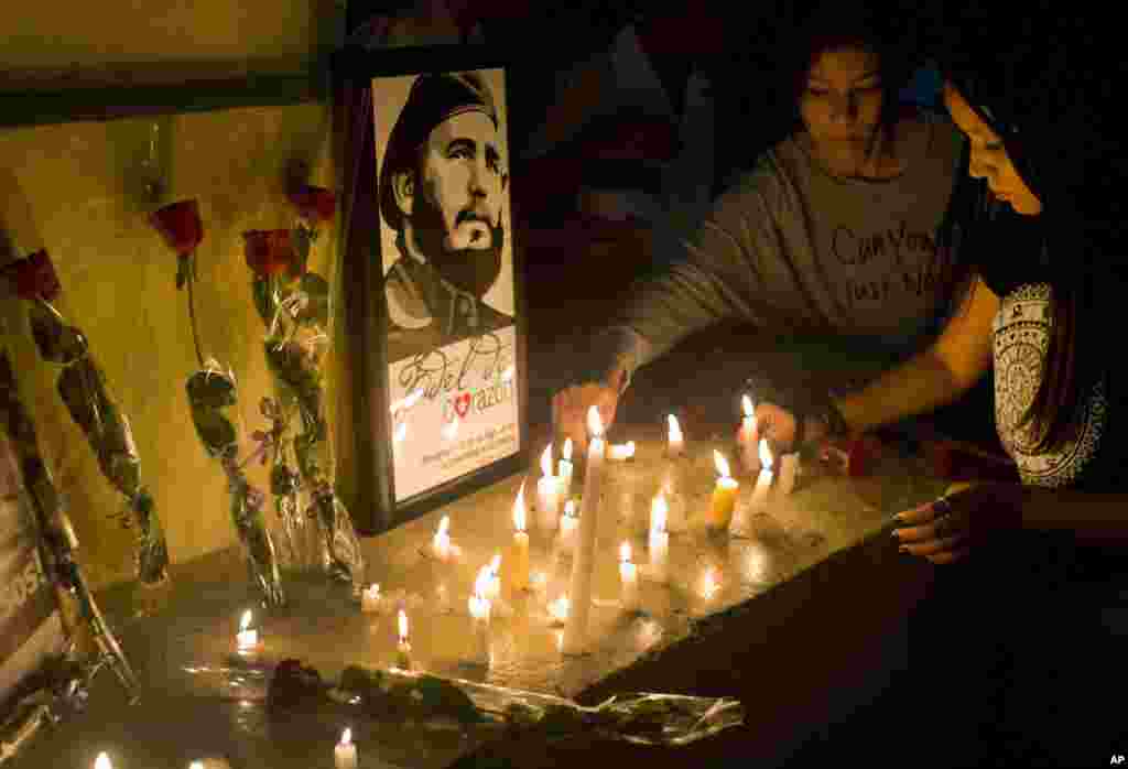 Les étudiants placent des bougies en hommages de Fidel Castro, à l&#39;université où Castro a étudié à La Havane, Cuba, le 26 novembre 2016.