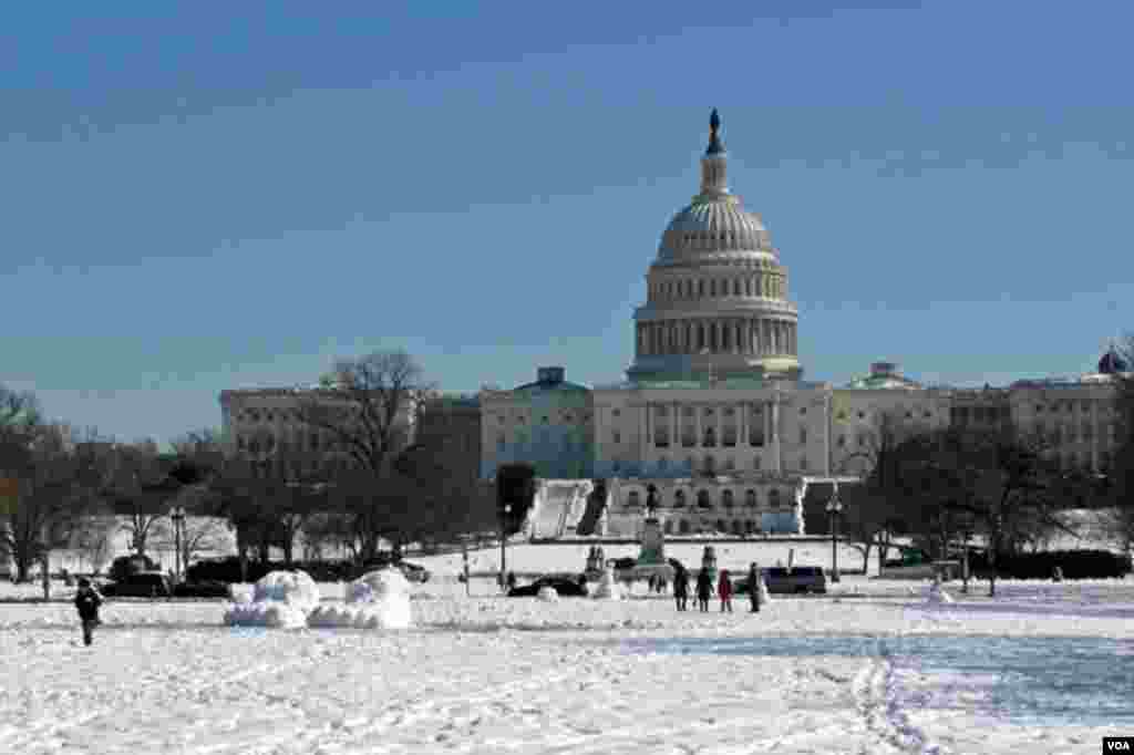 华盛顿国会山前的雪景