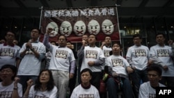 Para pengunjuk rasa berkumpul sebelum memulai aksi mogok makan mereka di Hong Kong (28/3) untuk memperjuangkan hak pilih universal di Hong Kong. 