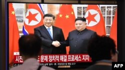 南韓首爾火車站播放北韓領導人金正恩與中共總書記習近平握手。 （2019年6月20日）