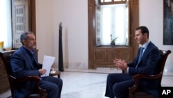 Bức hình do hãng thông tấn chính thức SANA của Syria công bố cho thấy Tổng thống Syria Bashar al-Assad trả lời phỏng vấn của đài truyền hình Iran Khabar, ngày 4 tháng 10, 2015.