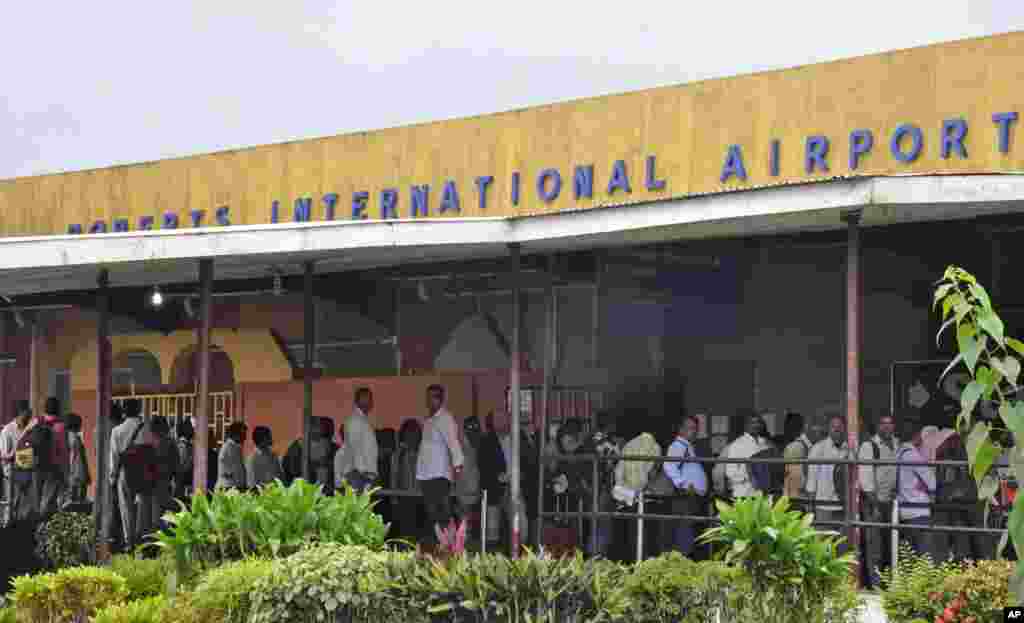 As pessoas colocam-se em fila no Aeroporto Internacional Roberts para sair da Libéria, devido ao medo da propagação do Ébola na cidade de Monróvia, Libéria, Ago. 24, 2014.