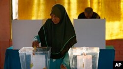 A Malaysian casts her ballot for the general elections at a voting center in Alor Setar, state capital of Kedah, northern Malaysia, May 9, 2018. 