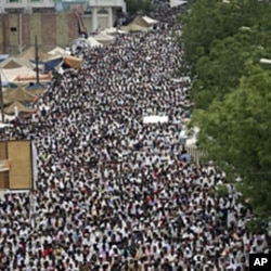 Anti-government protesters perform the Muslim weekly Friday prayers in the southern Yemeni city of Taiz Apr 8 2011