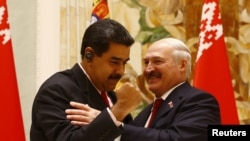 Belarussian President Alexander Lukashenko (R) and his Venezuelan counterpart Nicolas Maduro embrace as they attend a joint news conference following their meeting at the Independence Palace in Minsk, Belarus October 5, 2017. 
