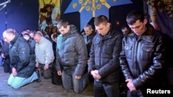 Cảnh sát chống bạo động quỳ gối cúi đầu xin lỗi người dân thành phố Lviv, ngày 24/2/2014.