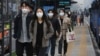 Ljudi u Seulu, Južnoj Koreji, nose maske i napolju 