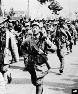 歷史照片:中共軍隊進入南京城西門。 (1949年4月24日)