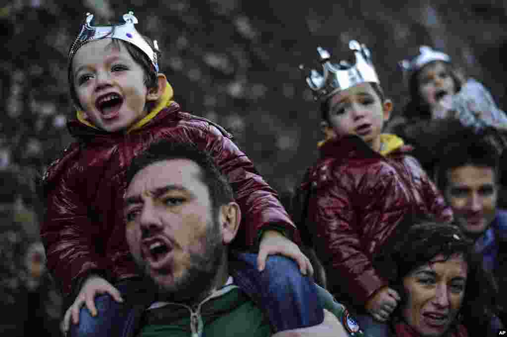 Españoles celebran la Cabalgata de los Reyes Magos, un desfile que se realiza la víspera de la Epifanía. Pamplona, norte de España.