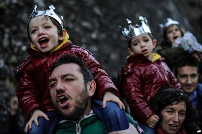 Niños españoles celebran la llegada de los Reyes Magos en el Día de la Epifanía.