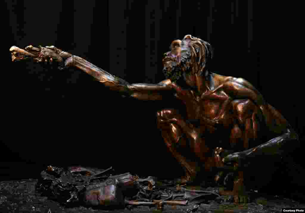 Homo heidelbergensis depicted at a camp fire around 200,000 years ago. (John Gurche, “Shaping Humanity”)