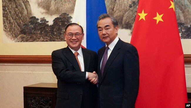 菲律宾外交部长洛钦和中国外长王毅2019年3月20日在北京钓鱼台国宾馆握手。