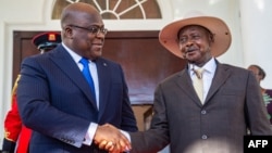 Rais wa DRC Felix Tshisekedi (L) akipeana mkono na Rais Yoweri Museveni wa Uganda. Novemba 9, 2019. (Photo by (Photo by Sumy Sadurni / AFP)