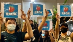 大批市民手持苹果日报标志向编采人员表达谢意 (美国之音/汤惠芸）