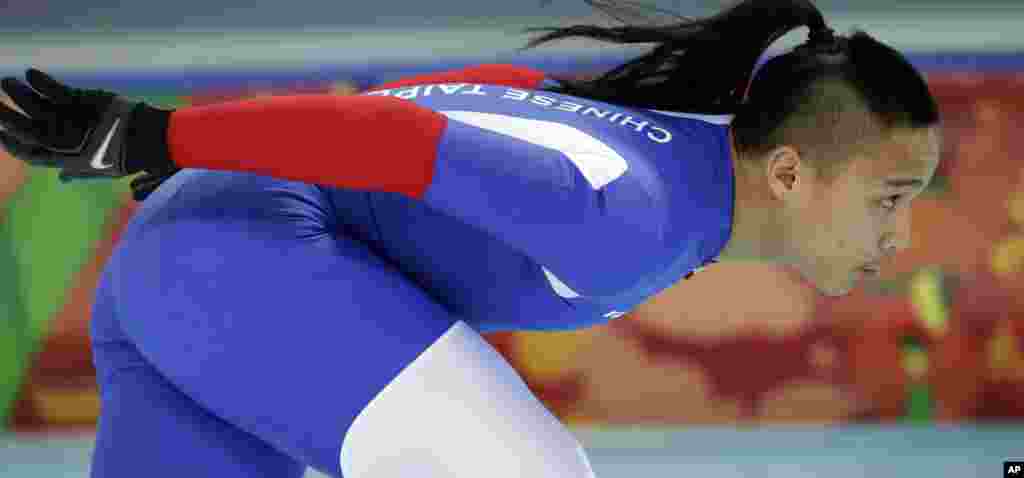 Taiwanese speedskater Sung Ching-yang warms up prior to the start of the men&#39;s 1000-meter speedskating race at the Adler Arena Skating Center, Sochi, Russia, Feb. 12, 2014.