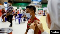ထိုင်းနိုင်ငံ ဖူးခက်မှာ ကိုဗစ်ကာကွယ်ဆေး အထိုးခံနေတဲ့ မြန်မာရွှေ့ပြောင်းအလုပ်သမားတဦး။ (ဇွန် ၂၈၊ ၂၀၂၁)