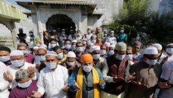 Musulmanes indios usan máscaras y rezan por la prevención del coronavirus en su país. India informó el jueves su primer caso de coronavirus en un estudiante que había estado en Wuhan, China.