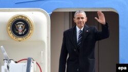 Tổng thống Obama vẫy chào từ Air Force One.
