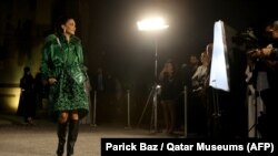 La mannequin libano-australienne, Jessica Kahawaty, arrive à l'exposition du designer américain Virgil Abloh à Doha, la capitale du Qatar, le 4 novembre 2021.
