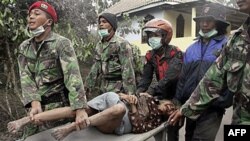 Posle još jedne erupcije vulkana Marapi, Indonežanski vojnici na silu odvode staricu koja odbija da napusti svoj dom u podnožju vulkana, 30. oktobar 2010.