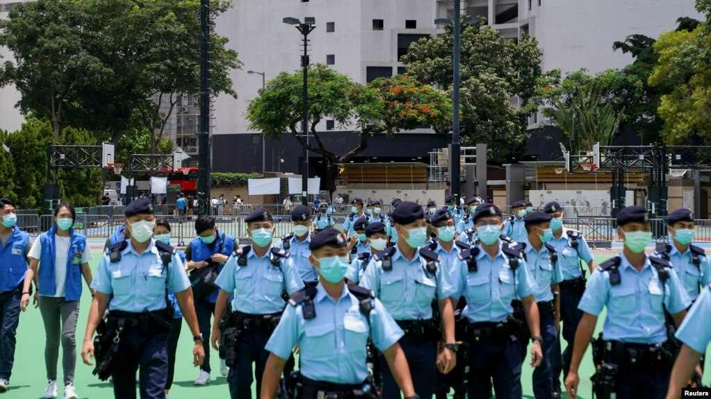 香港当局不批准7月1日民众举行抗议集会后出动大批警察封了维多利亚公园。（资料照：2021年7月1日）(photo:VOA)