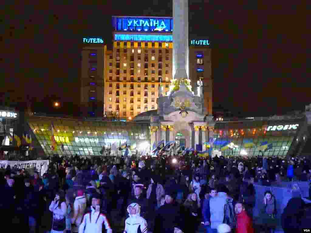 Protestors also gathered in Independence Square, the center of the 2004 Orange Revolution, Kyiv, Nov. 26, 2013. (Henry Ridgwell for VOA)