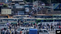 Les passagers font la queue pour monter dans les bus de la capitale Addis-Abeba, Ethiopie, le vendredi 6 novembre 2020.