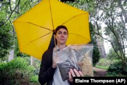 Selain contoh materi humus yang dihasilkan dari sisa sapi yang mati, kiri, Katrina Spade juga memperlihatkan kombinasi dari cacahan kayu, alfaalfa, dan jerami yang digunakan dalma proses penguraian organik alami (foto: AP Photo/Elaine Thompson)