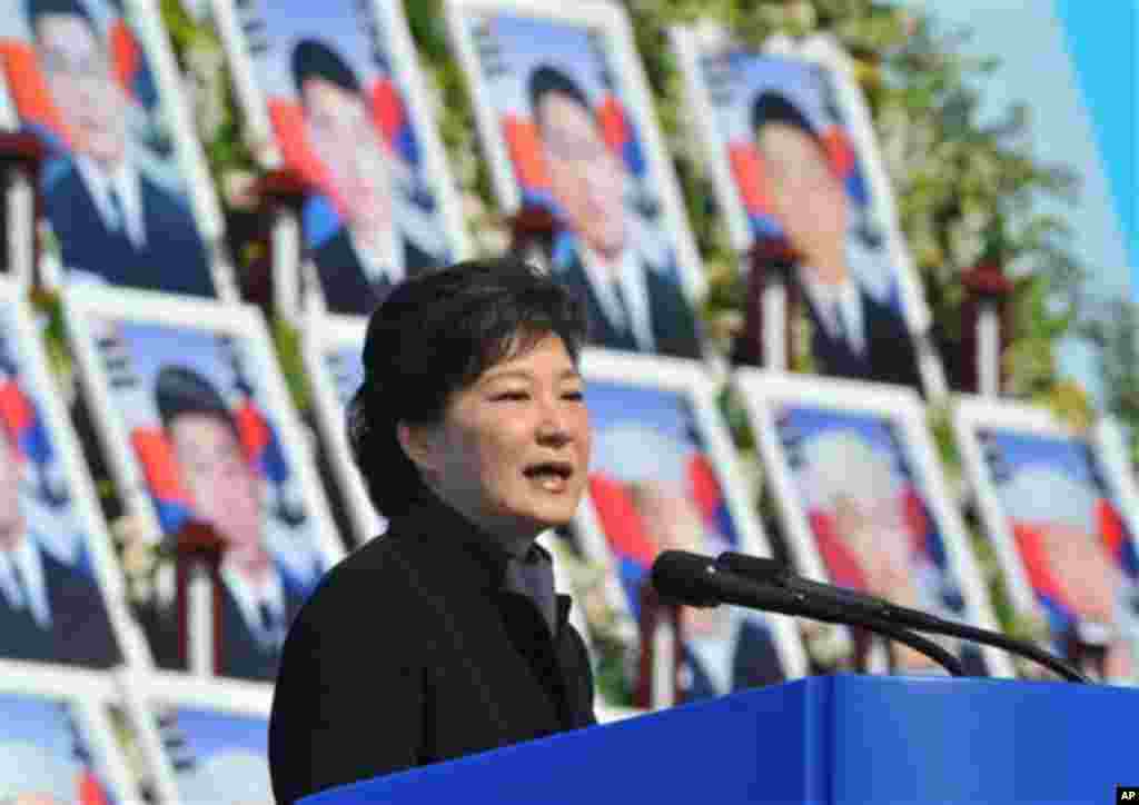 한국 박근혜 대통령이 26일 국립대전현충원에서 열린 천안함 용사 3주기 추모식에서 추모사를 하고 있다.