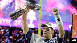 Tom Brady, mariscal de campo de los Patriotas, celebra el trofeo Lombardi, tras ganar el el Súper Bowl ante los Seahawks de Seattle.